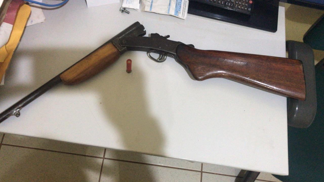 Espingarda encontrada com o suspeito