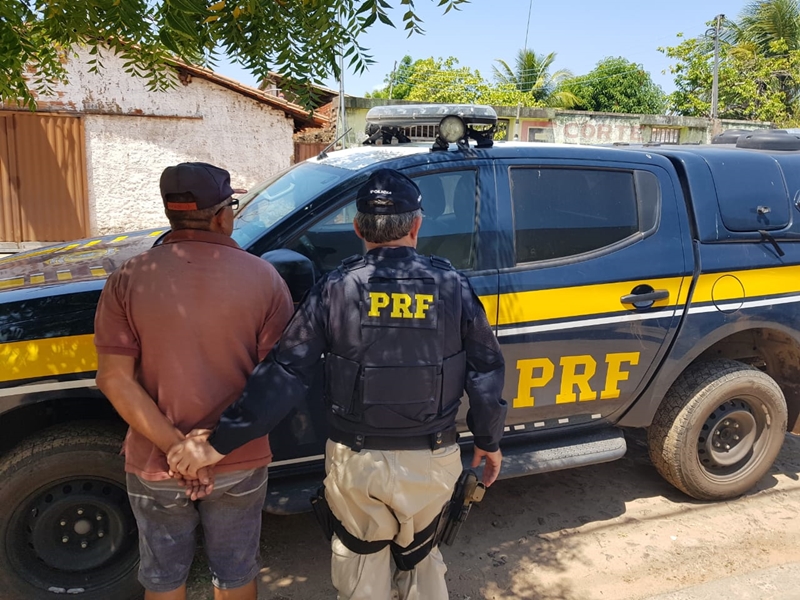 Acusado sendo preso pela PRF-PI