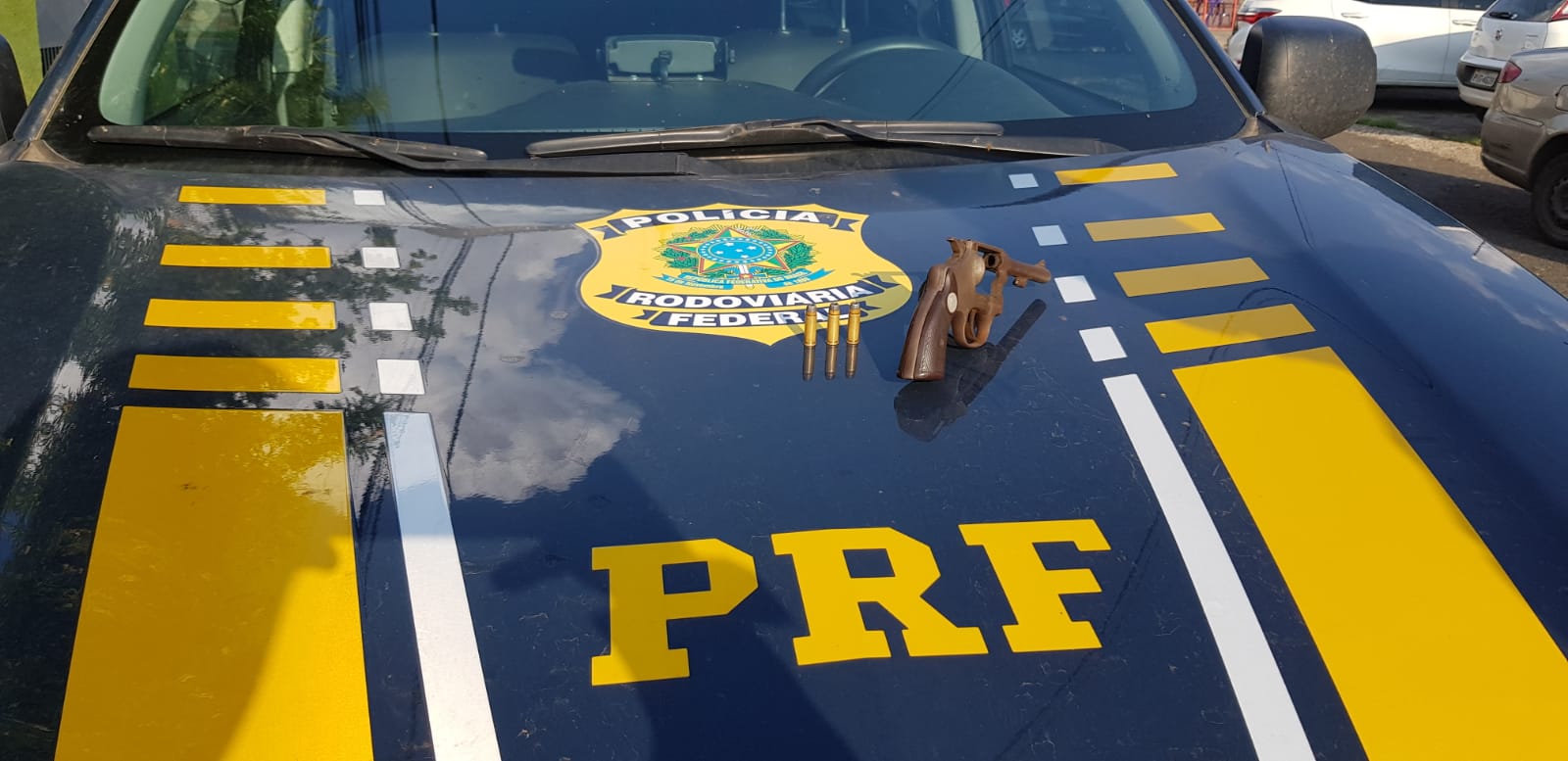 Arma encontrada no interior de um dos carros dos suspeitos