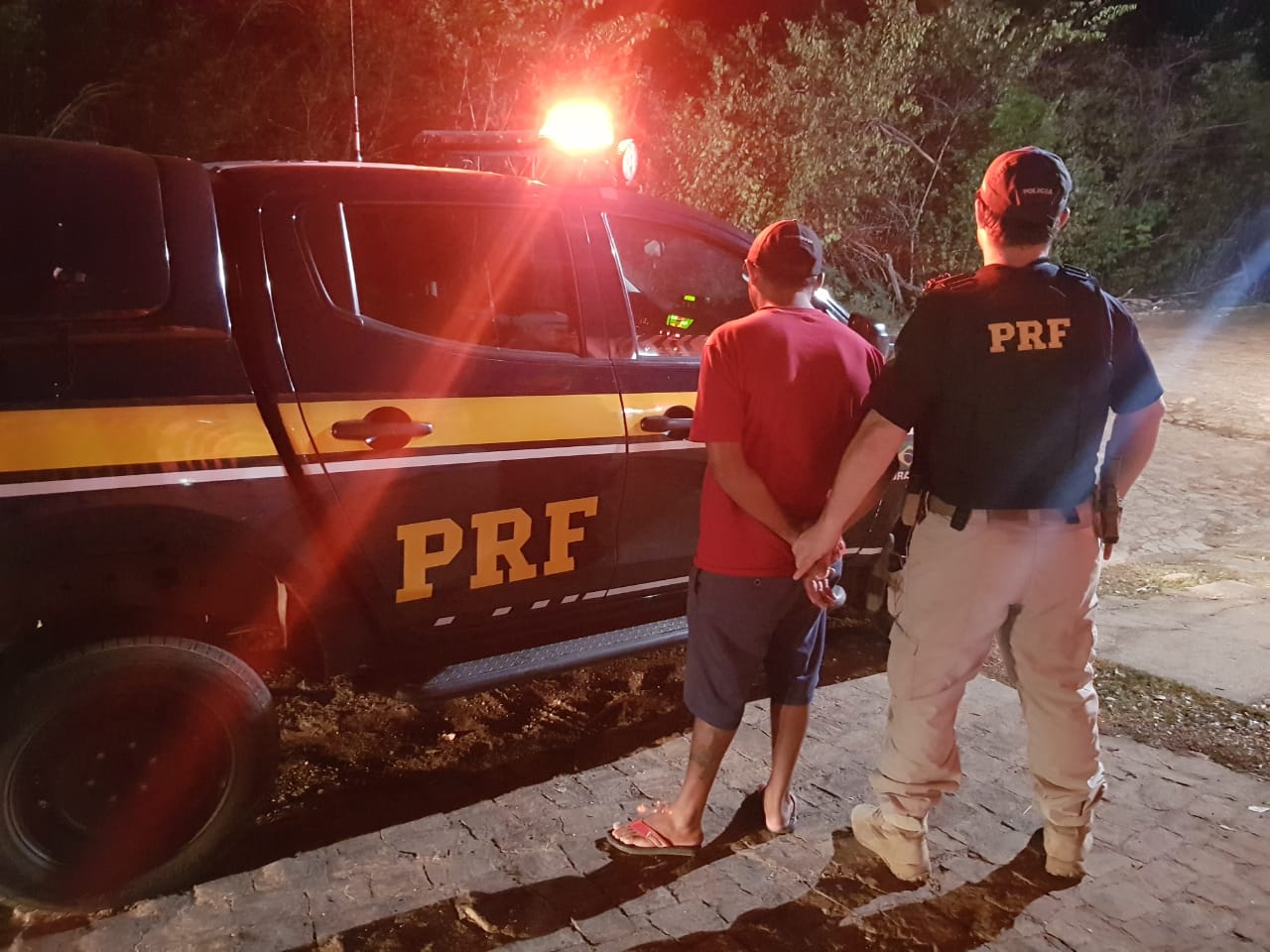 Acusado de homicídio duplamente qualificado é preso pela na BR 222