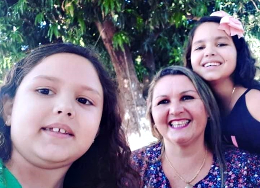 Micheline Evangelista e as duas filhas