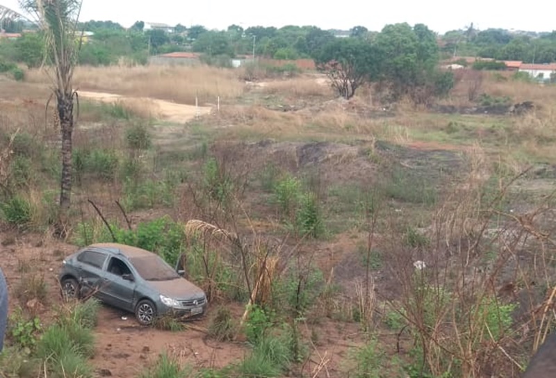 Veículo capota durante fuga de assaltantes