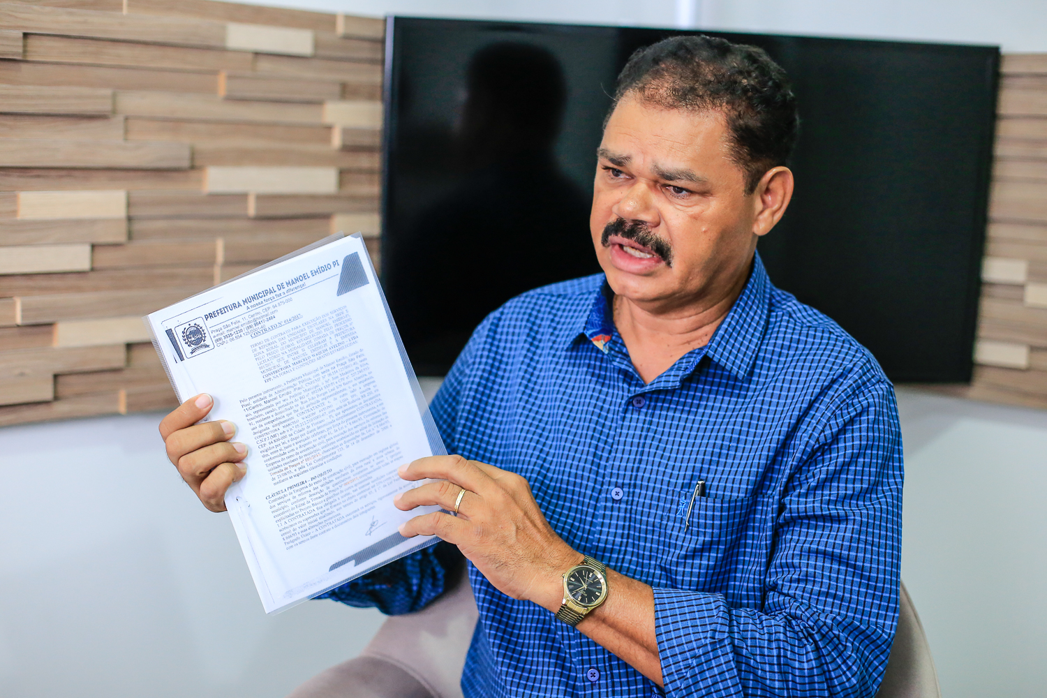 Ex-prefeito Zé Medeiros segurando o documento 