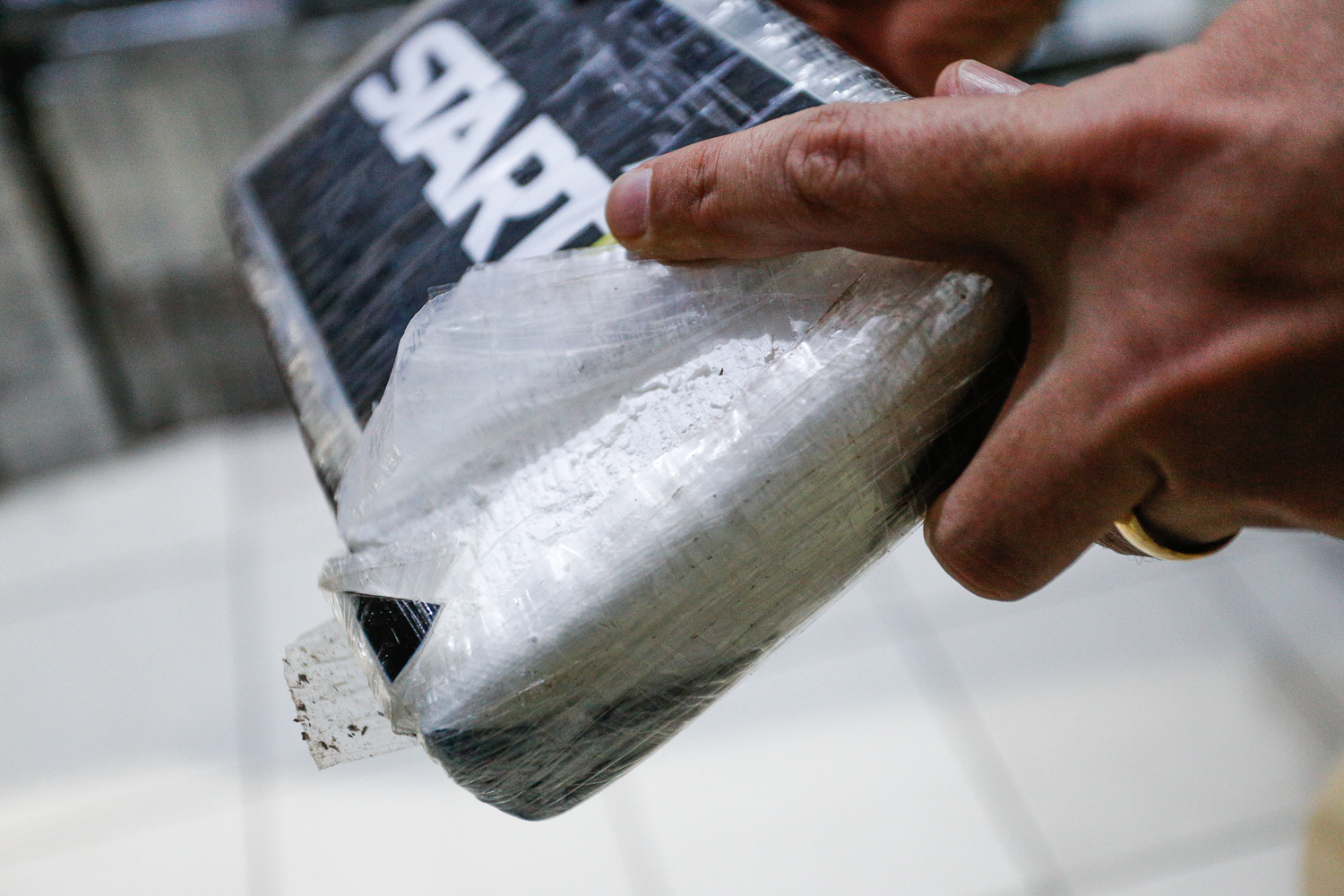 Delegado mostrando a cocaína 