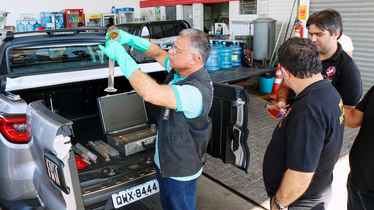 Amostras de combustíveis são coletadas