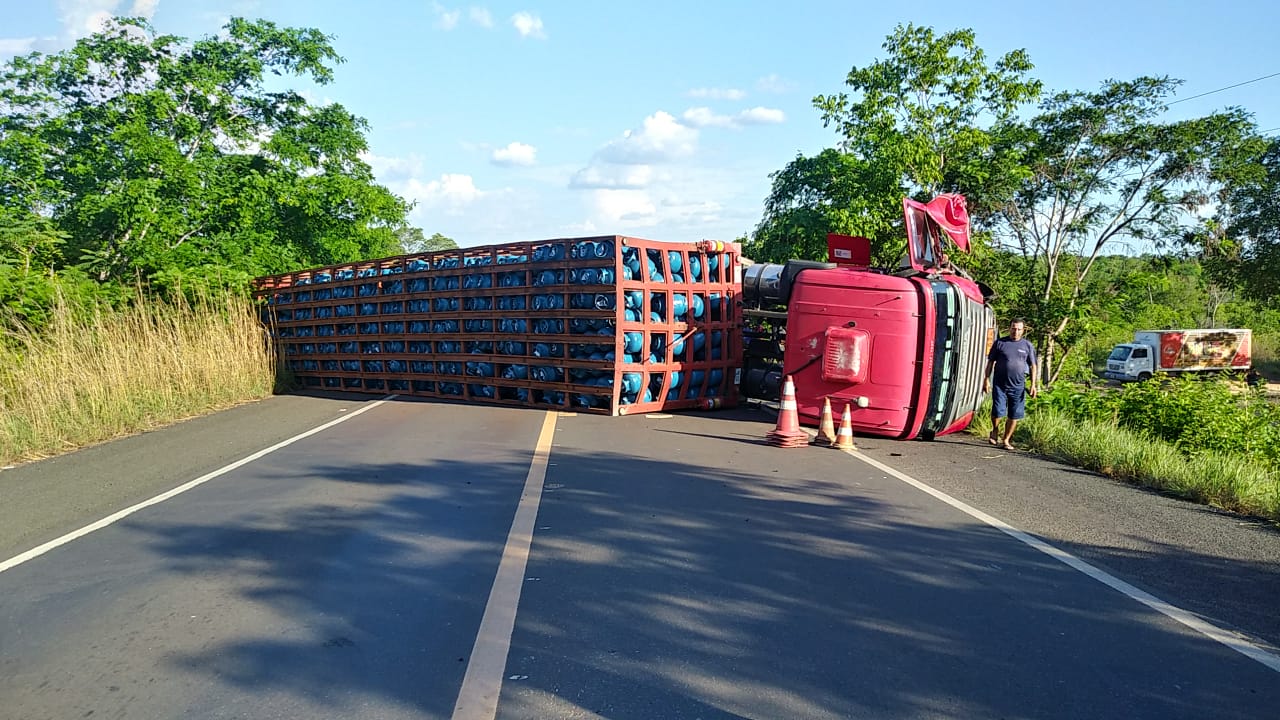 Carreta ficou atravessada na pista