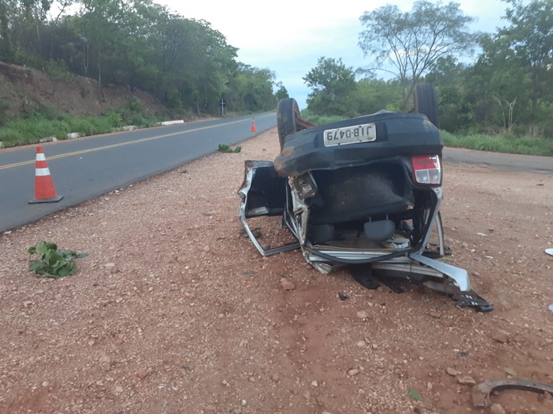 Carro capota na BR 135