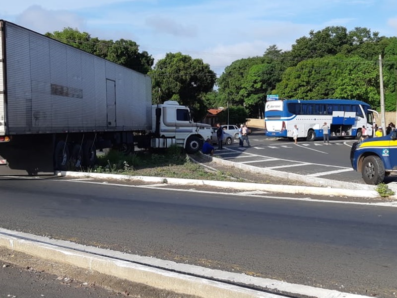 Acidente na rotatória da BR 343 em Piripiri