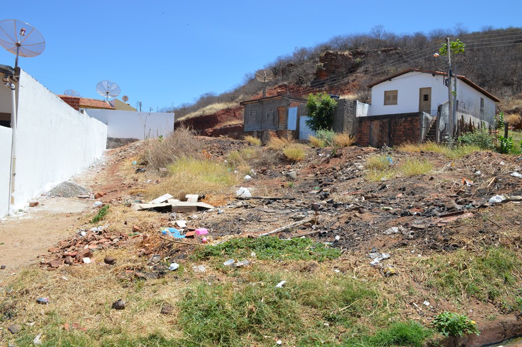 Lei prevê que terrenos baldios sejam murados
