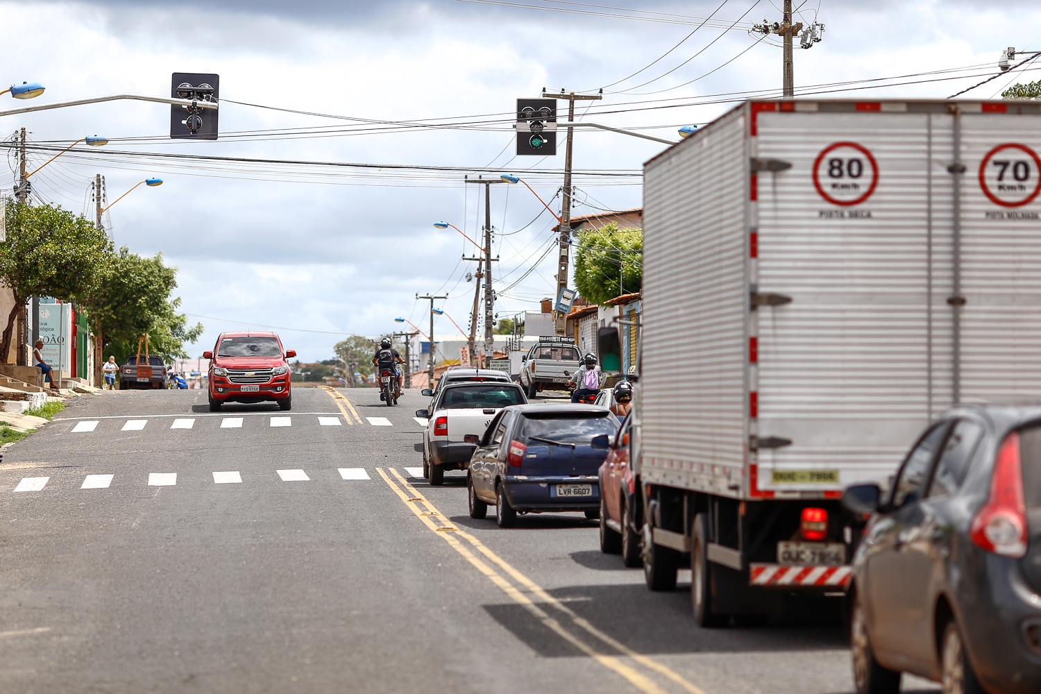 Motoristas esperando o sinal ficar verde 