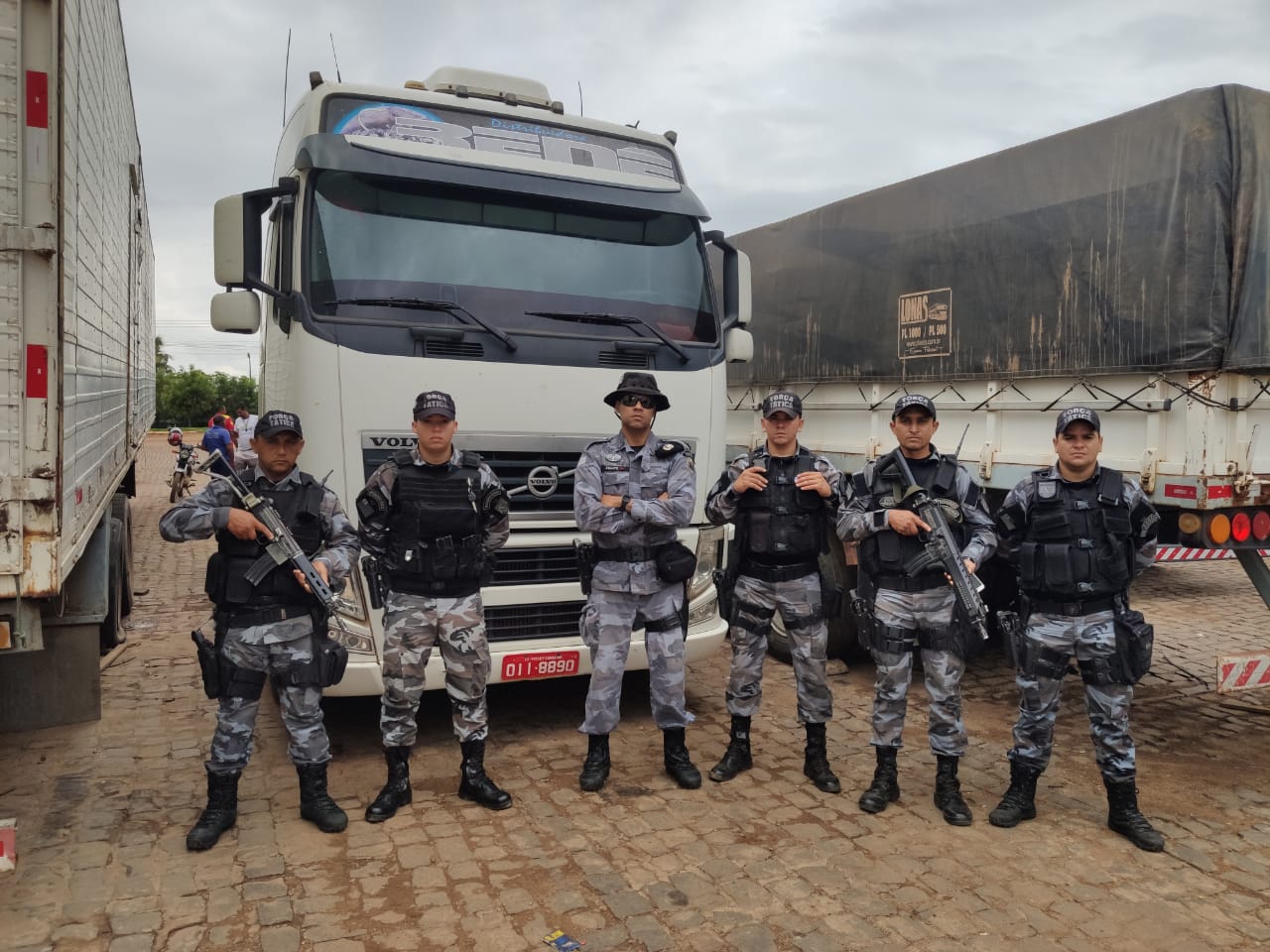 Polícia Militar apreende carreta e Picos