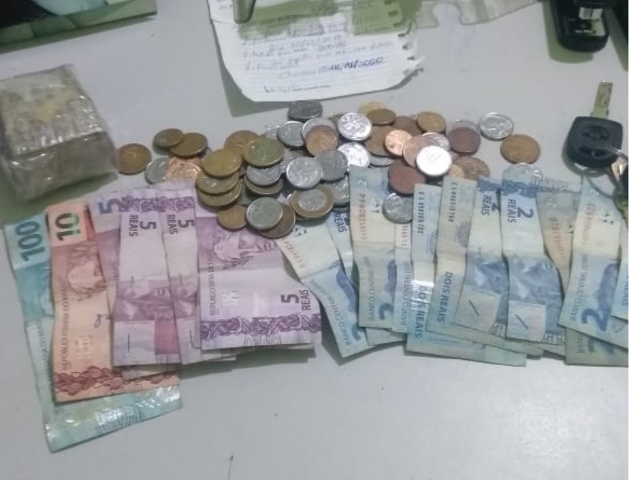 Dinheiro e droga apreendida com o suspeito