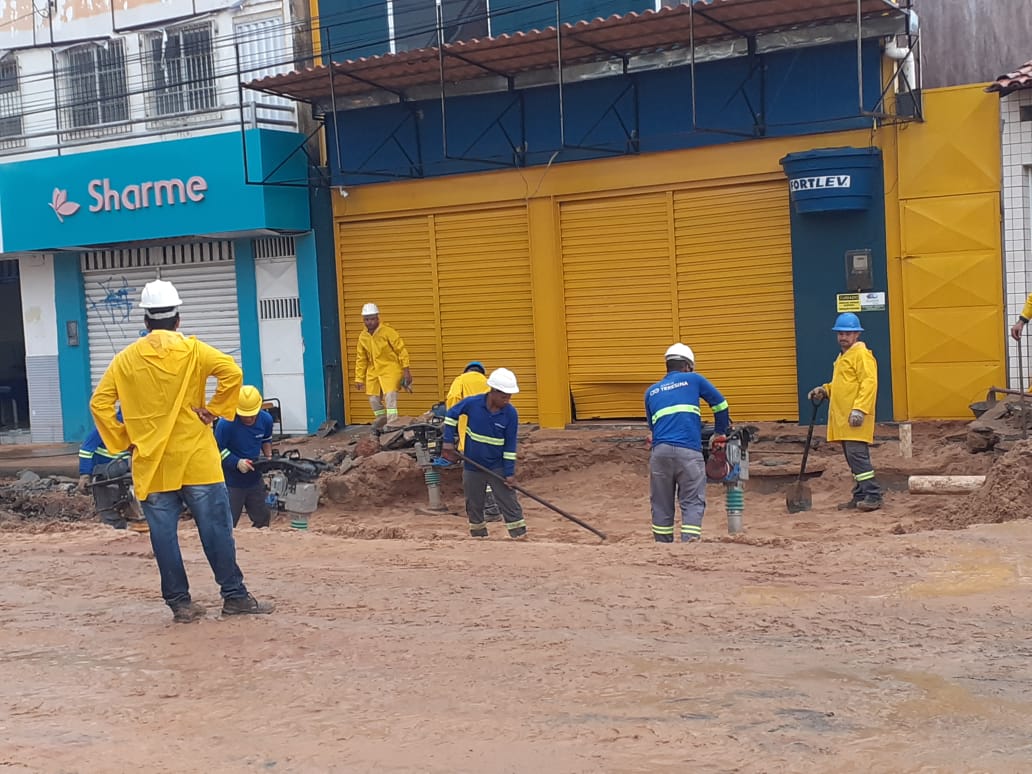 Solo está sendo compactado, após conclusão do reparo na adutora