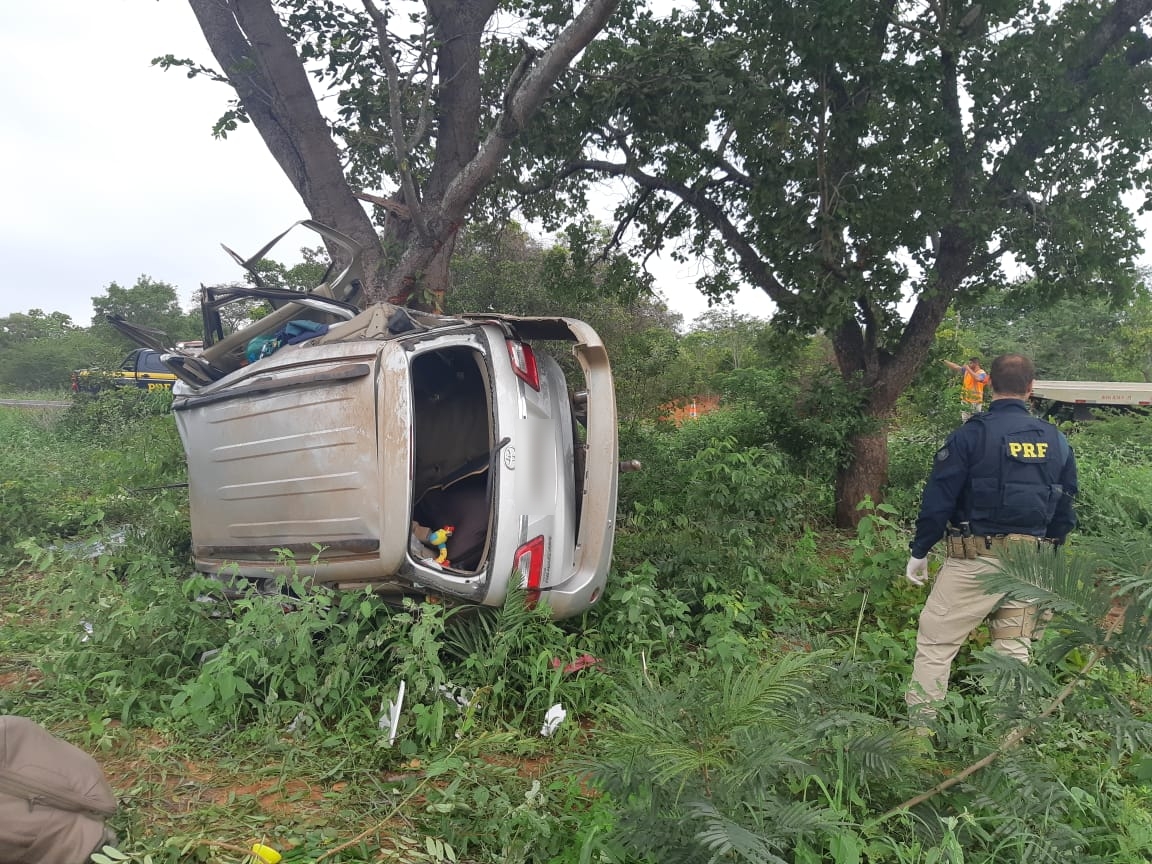 Carro ficou destruído após acidente