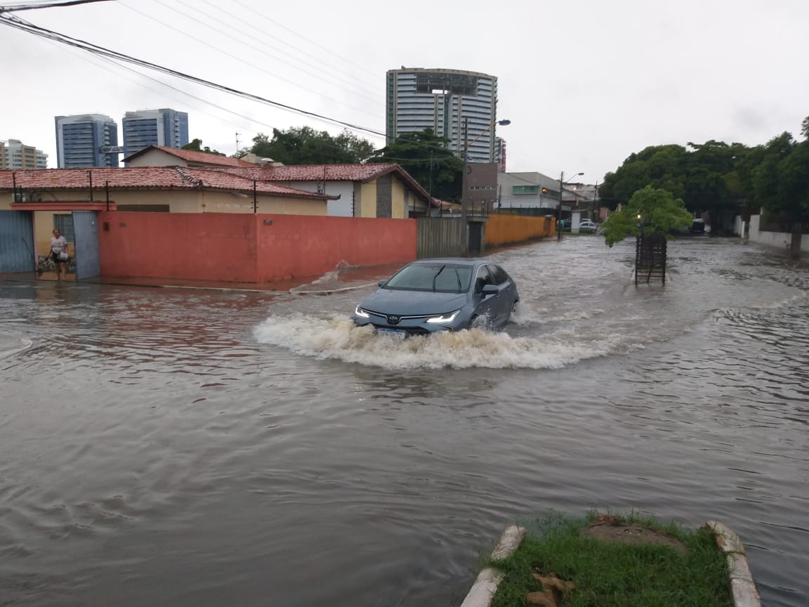 Avenida Pedro Almeida alagada
