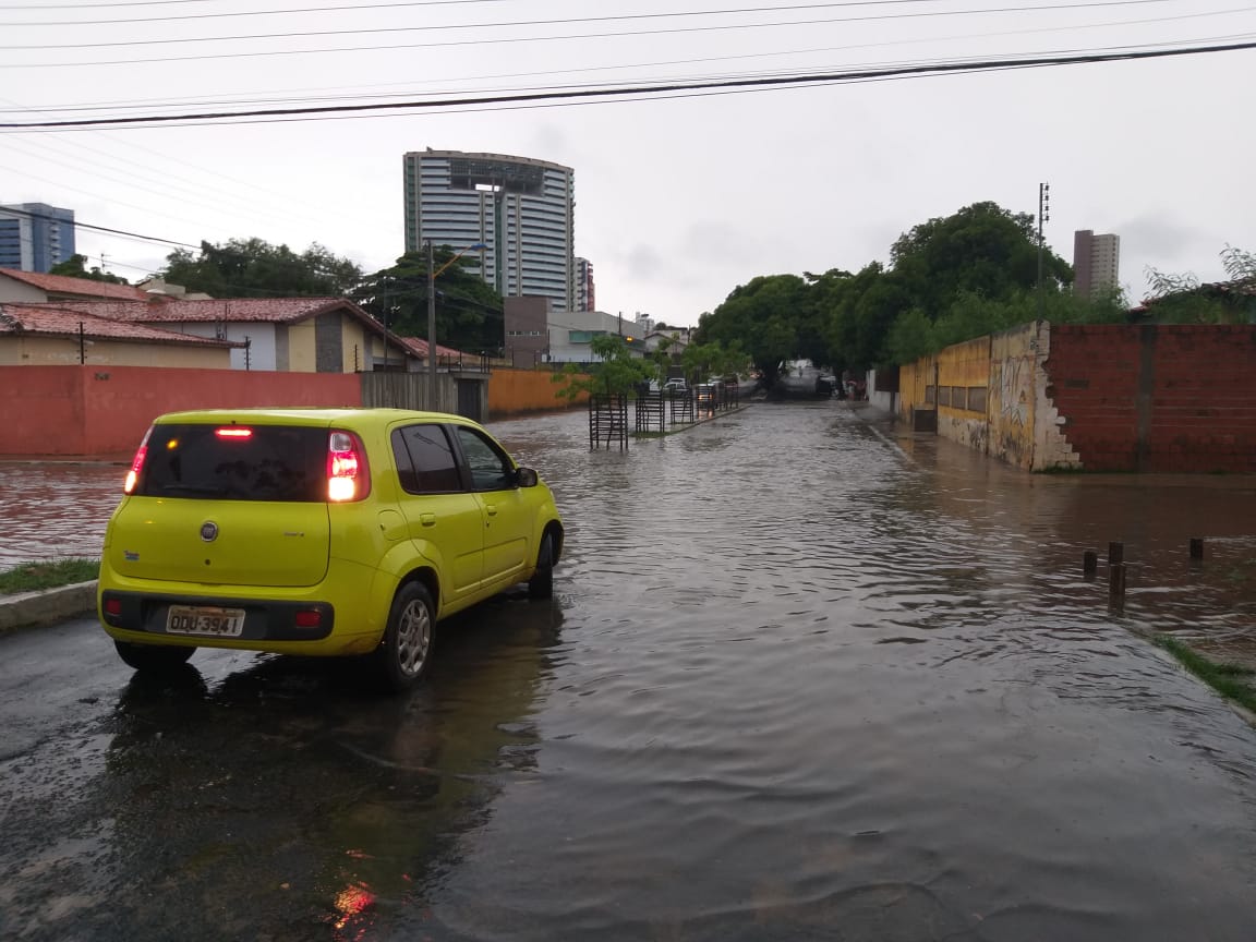 Veículo parado após forte chuva