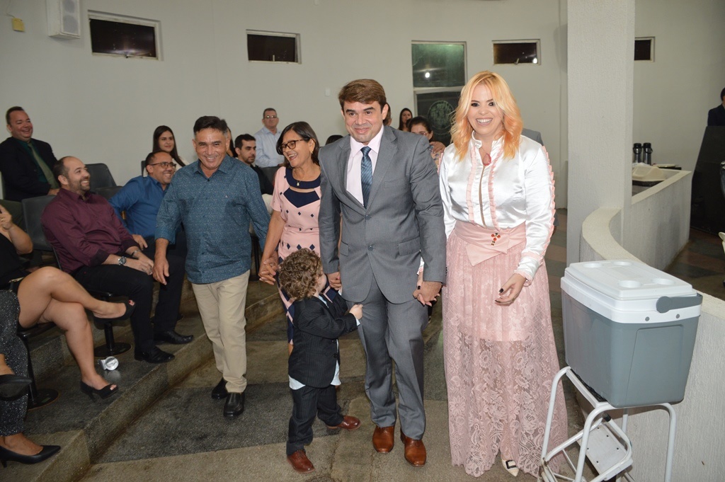 Homenageado é conduzido ao plenário