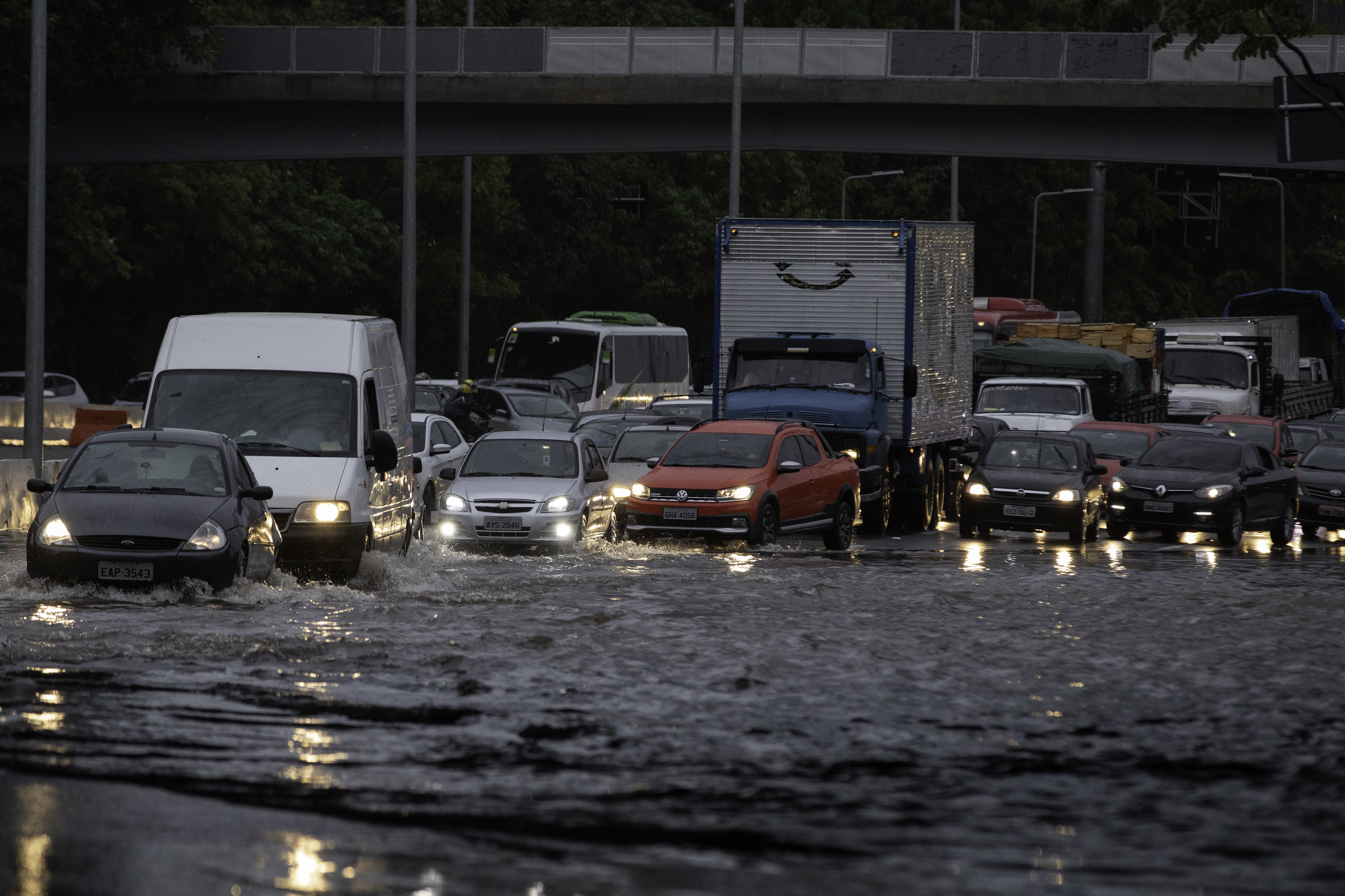 São Paulo amanheceu com ruas alagadas 