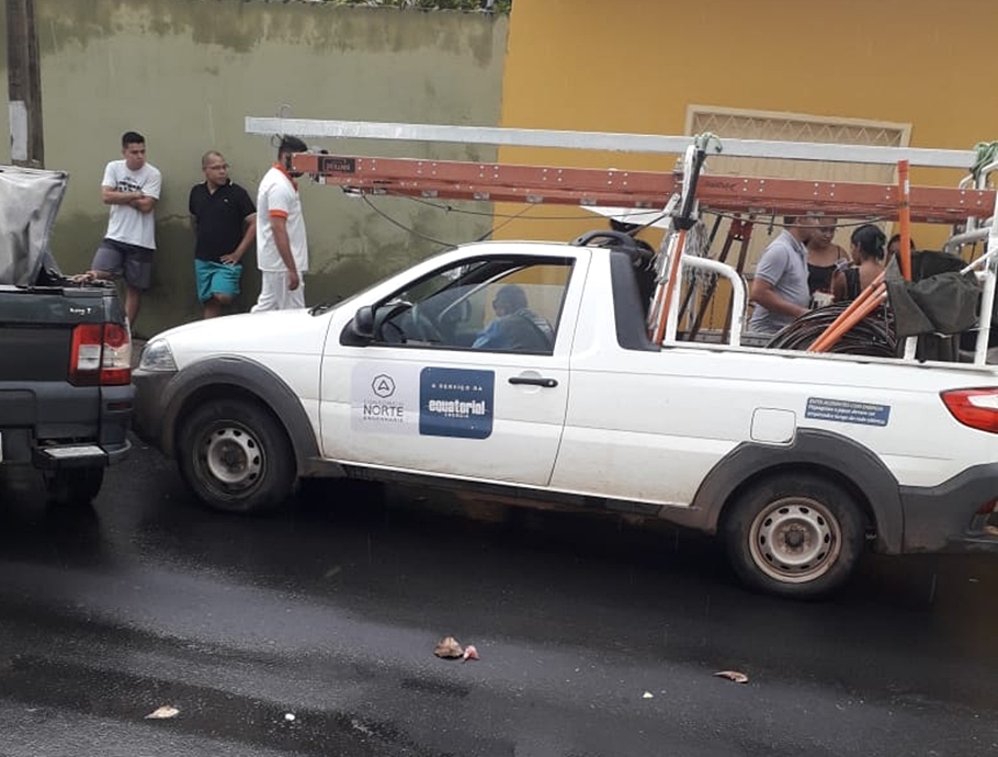 Carro da Equatorial bloqueado por populares