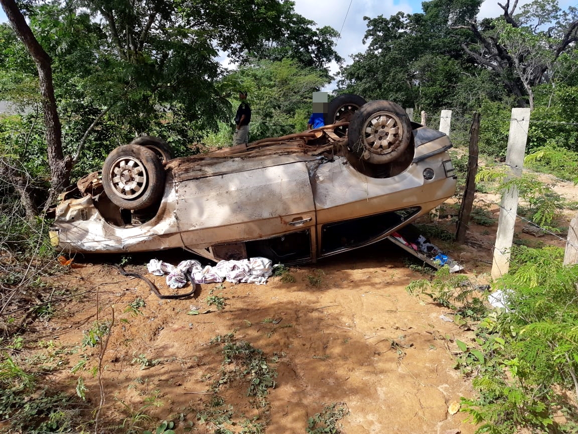 Carro capota e deixa 4 pessoas feridas