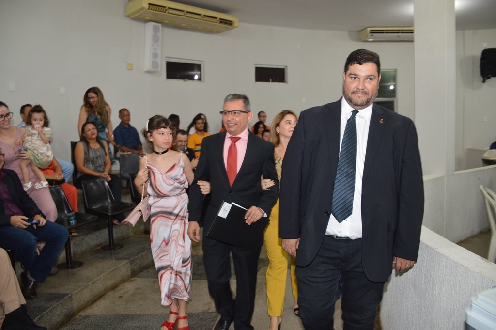 Homenageado é conduzido ao plenário