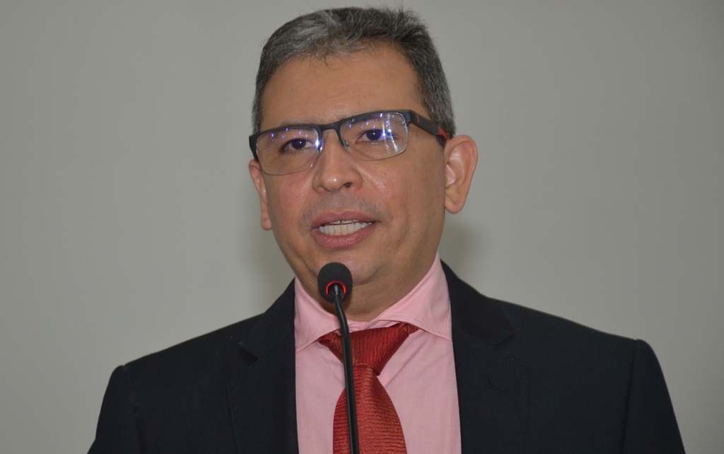 Procurador Carlos Henrique agradece a honraria
