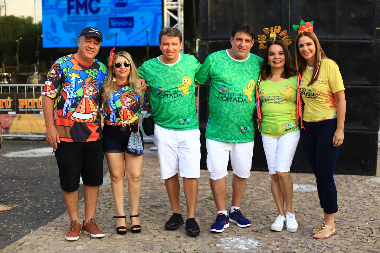 Lucy Soares com organizadores do bloco
