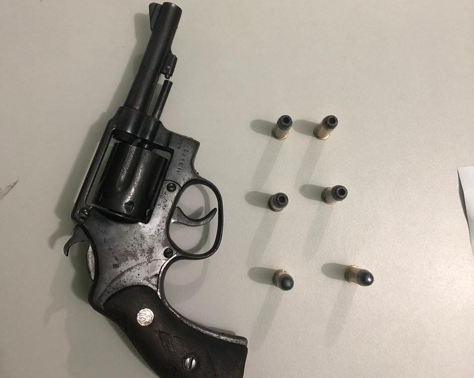 Arma encontrada com o foragido