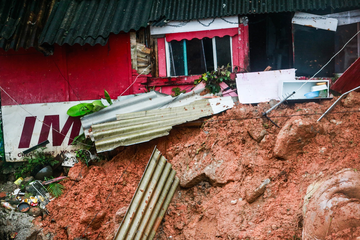 Casas cobertas pela lama no Morro do Macaco Molhado, na cidade de Guarujá, litoral sul de São Paulo