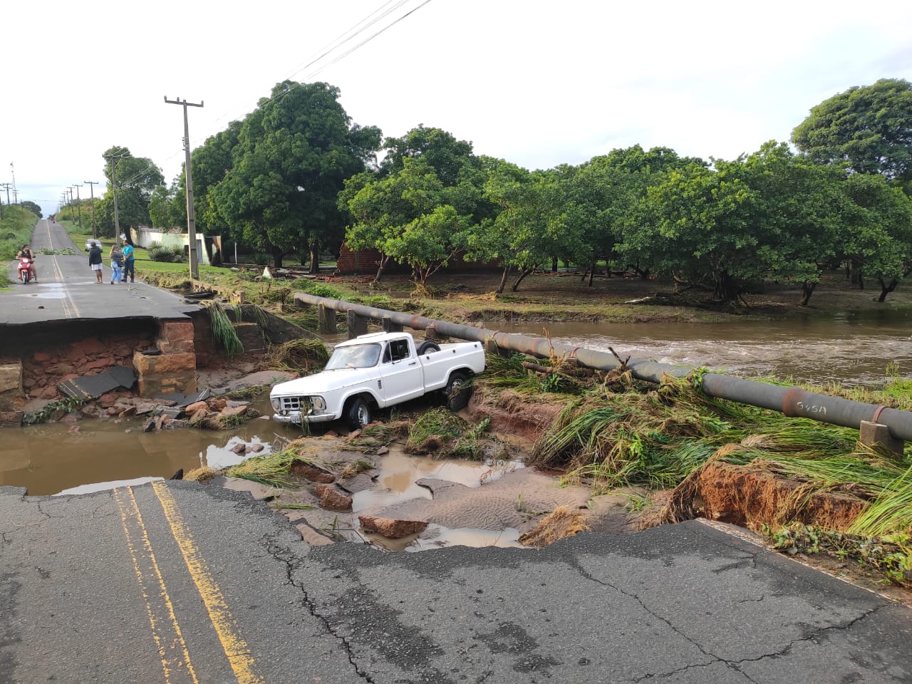 Cratera se abre e rodovia é interditada em Piripiri