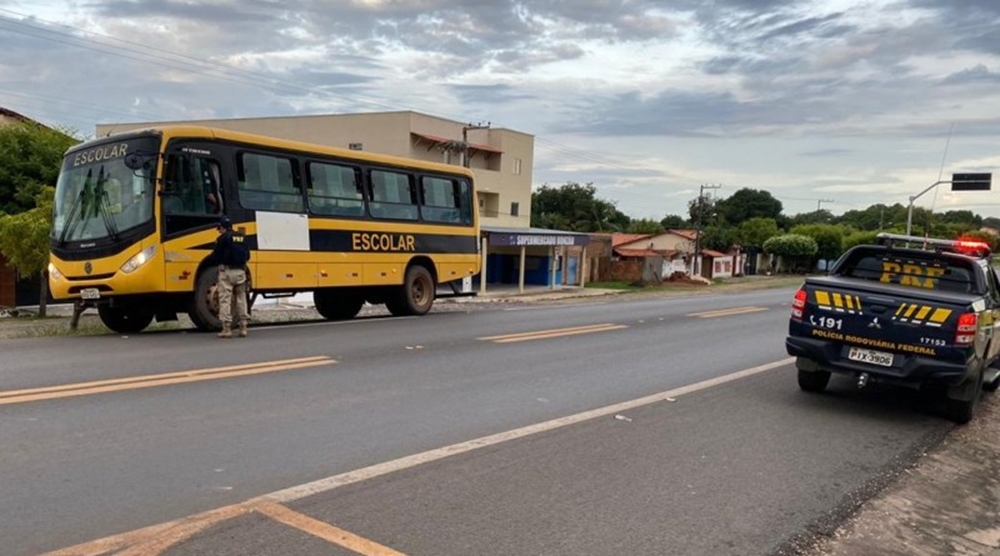 PRF verificando ônibus escolares