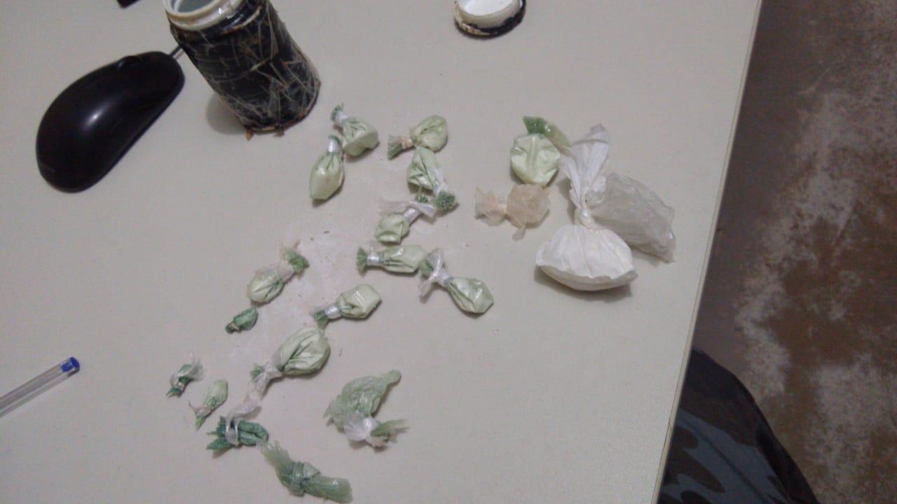 Invólucros de cocaína apreendidos com o suspeito  