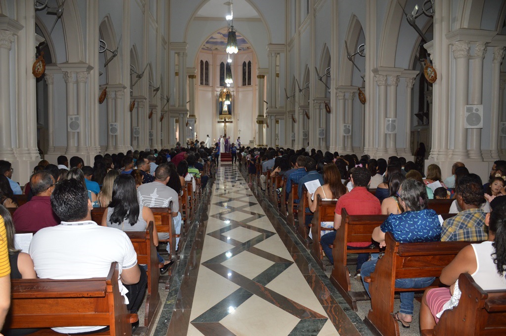 Fiéis lotam a Catedral de Picos