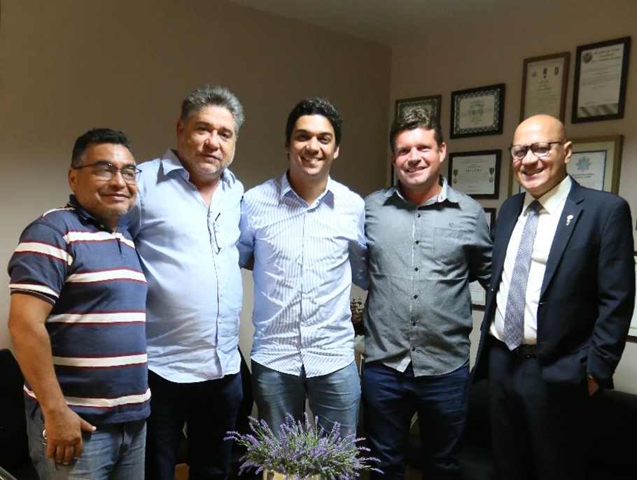 João Mádison e Franzé ao lado de lideranças em Angical