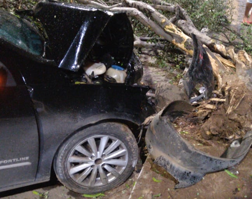 Carro ficou destruído após acidente