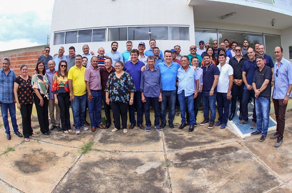 Ciro Nogueira é recebido por lideranças e simpatizantes da oposição em Picos