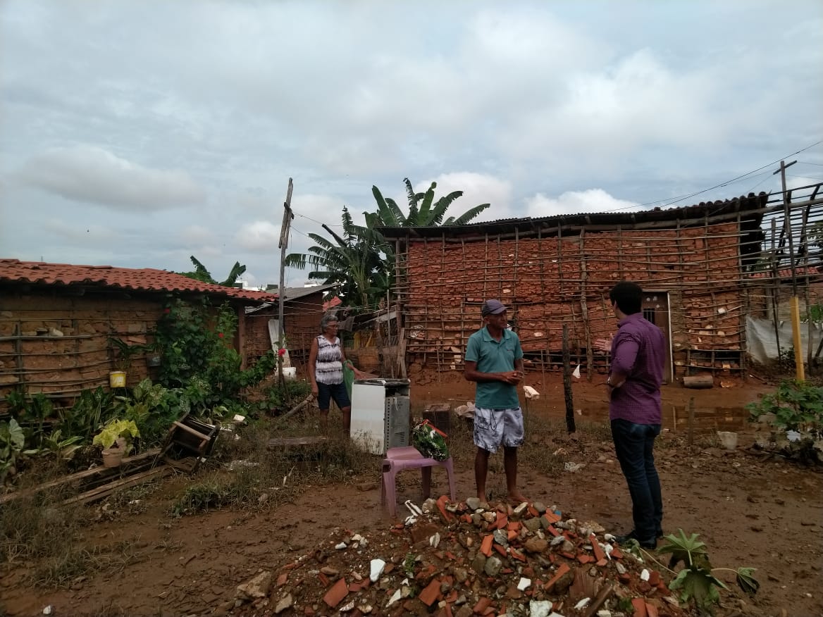 Famílias sendo removidas de áreas de risco