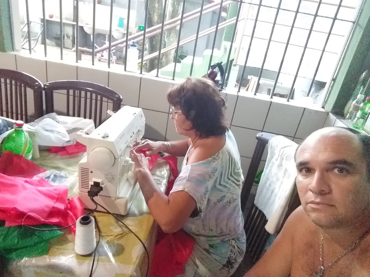 Cabo Roberth de Sousa mostra produção das máscaras com sua mãe