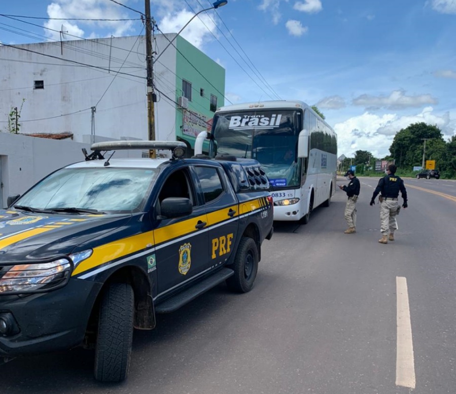 PRF abordando ônibus em rodovia do Piauí