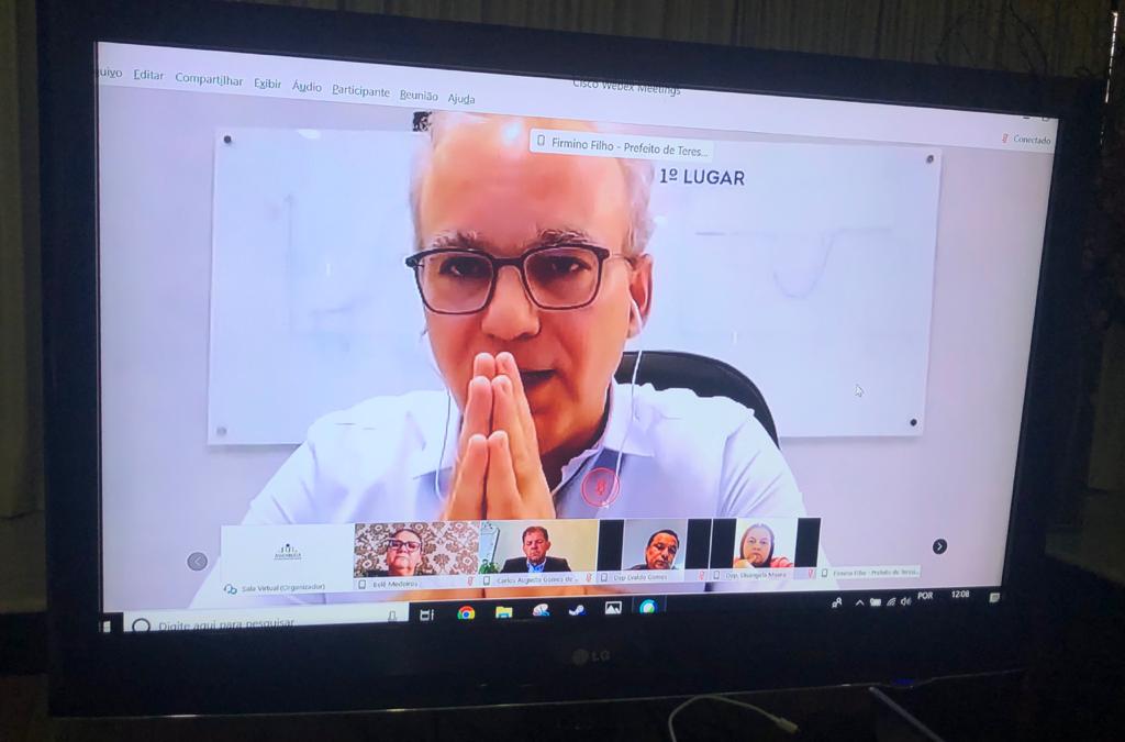 Prefeito Firmino Filho em videoconferência