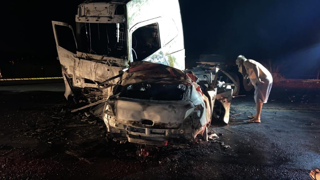Carro ficou completamente destruído