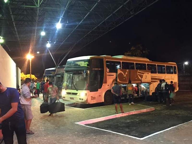 Ônibus na rodoviária de São Raimundo Nonato