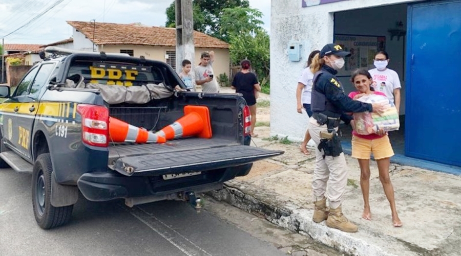 PRF faz entrega de cestas básicas em Parnaíba