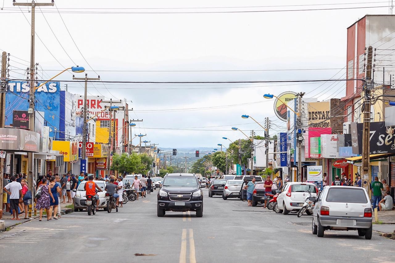 Avenida principal do bairro Parque Piauí