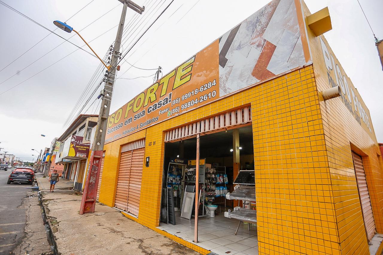 Loja de material de construção aberta no bairro Parque Piauí