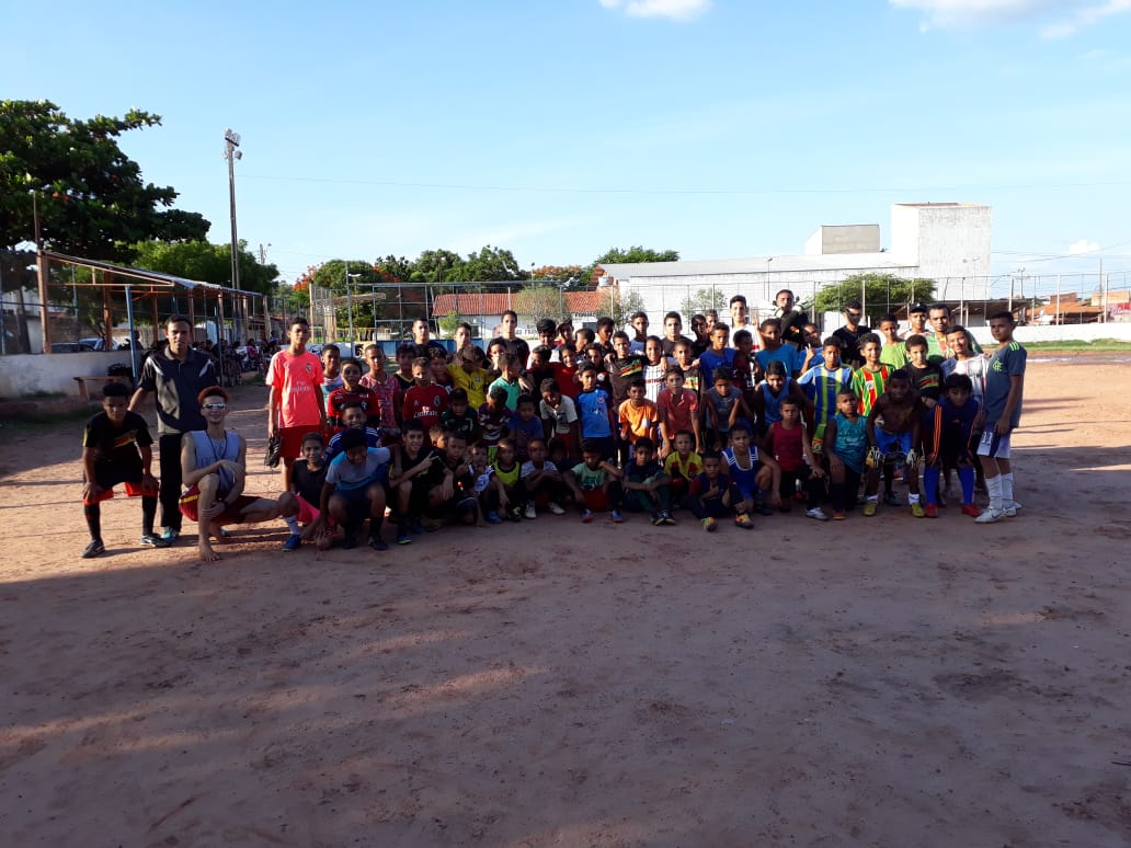 Crianças e adolescentes na Escolinha 3 Reservas