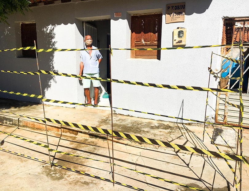 Idoso isola calçada com medo do coronavírus