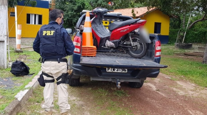 PRF apreende veículo roubado na BR 343