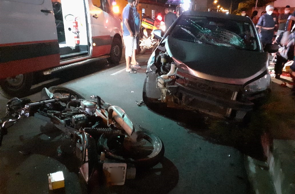 Acidente grave entre carro e moto no bairro Dirceu