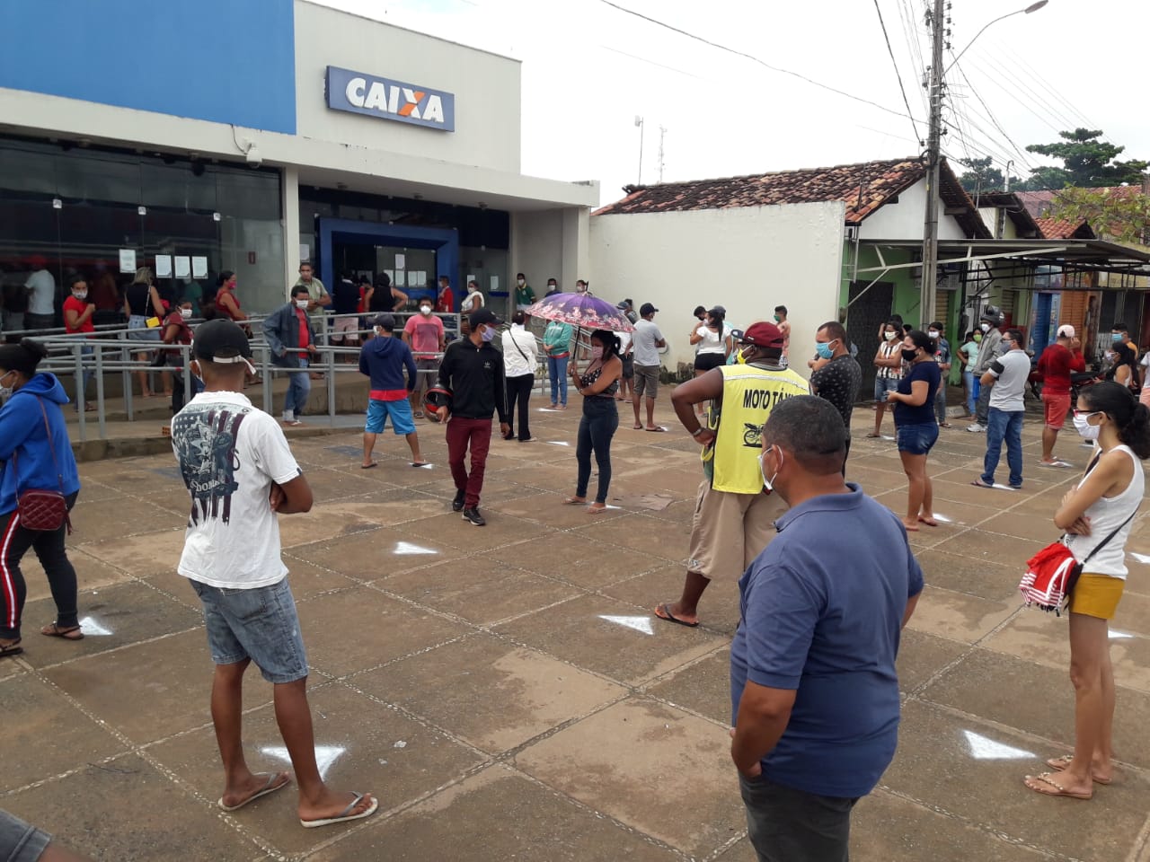 Prefeitura de Esperantina sinaliza calçada da Caixa para organizar filas
